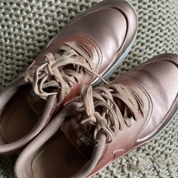 Nike air max thea in rose gold - Picture 5 of 7